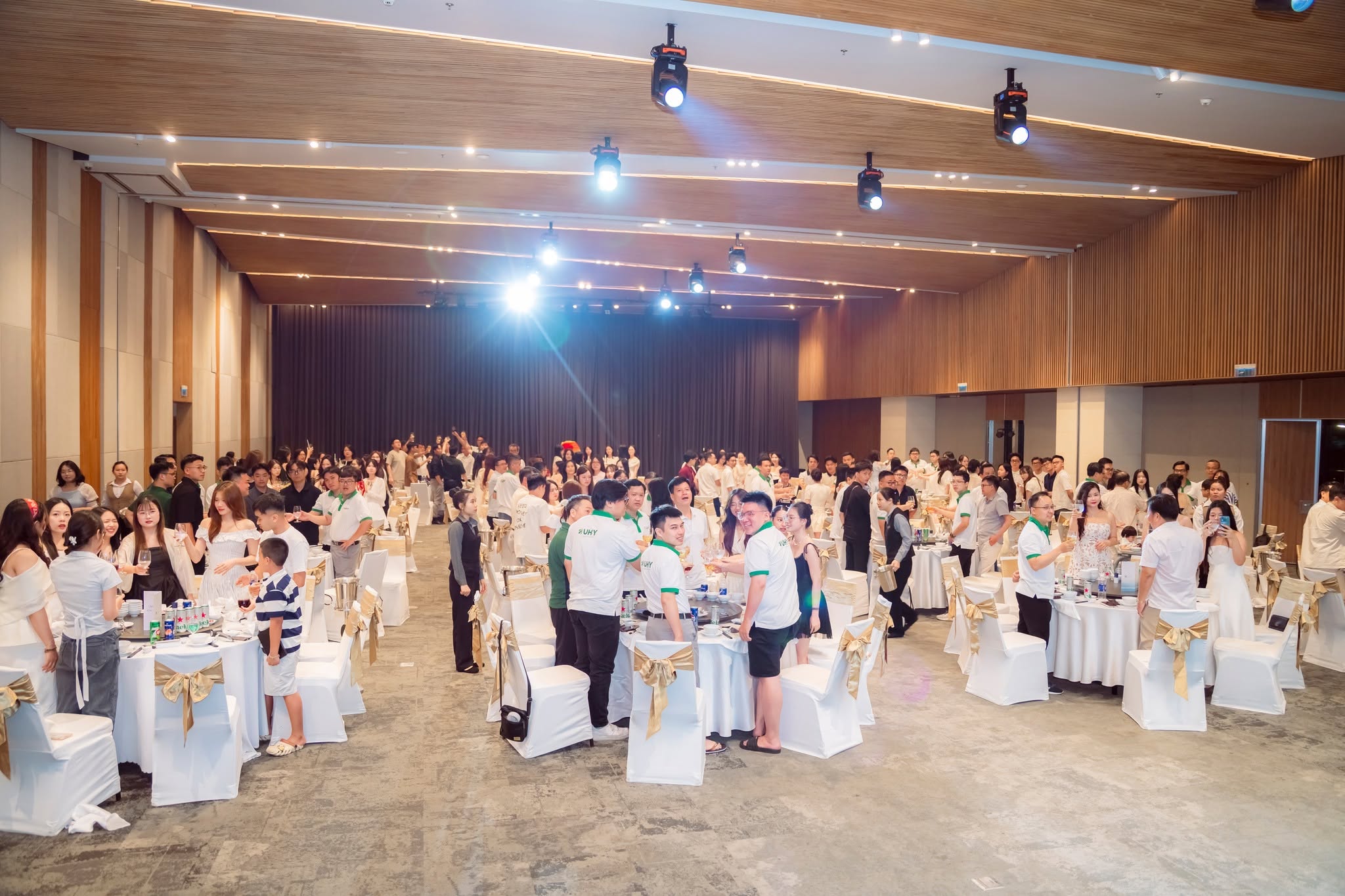 GALA KỶ NIỆM 20 NĂM UHY VIỆT NAM – DẤU ẤN CỦA SỰ ĐỒNG HÀNH 10 785201384 1709049674557116 5646103245281283615 n